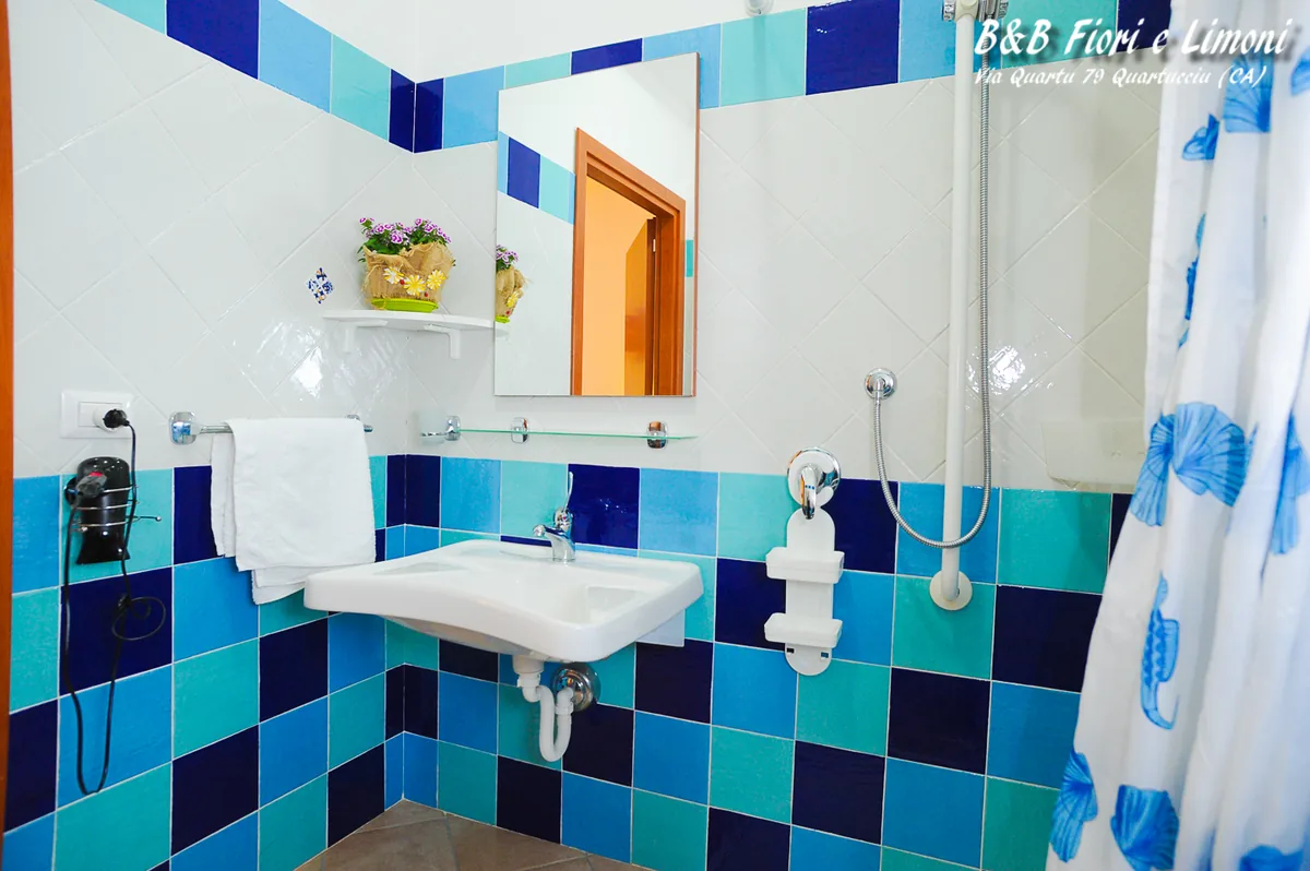 Il bagno con le ceramiche azzurre