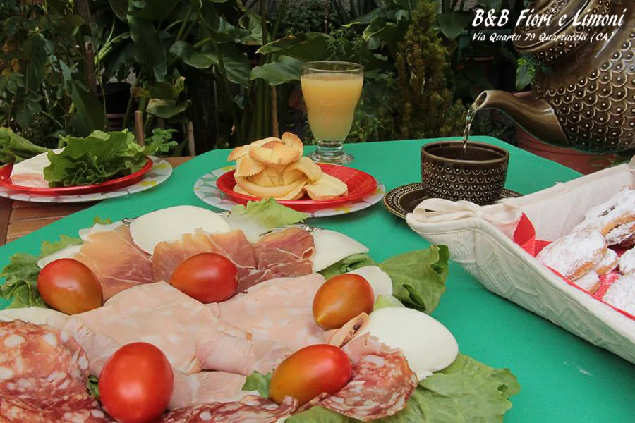 Colazione salata sul tavolo in giardino