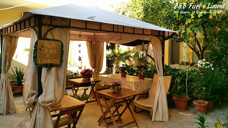 Il gazebo del cortile apparecchiato